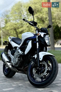 Мотоцикл Спорт-туризм Suzuki Gladius 400 2010 в 