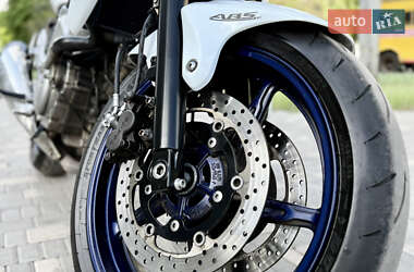 Мотоцикл Спорт-туризм Suzuki Gladius 400 2010 в 