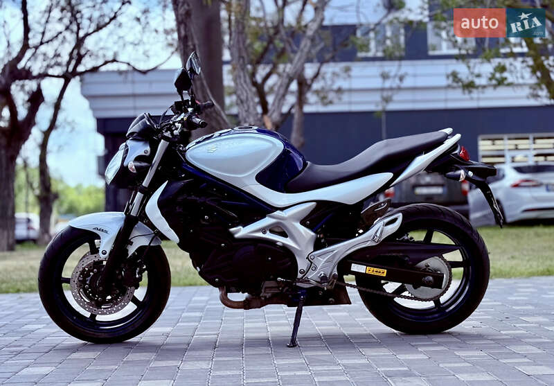 Мотоцикл Спорт-туризм Suzuki Gladius 400 2010 в 
