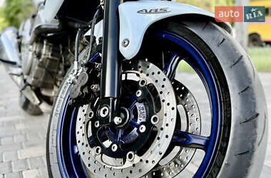 Мотоцикл Спорт-туризм Suzuki Gladius 400 2010 в 