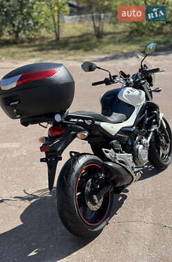 Мотоцикл Без обтекателей (Naked bike) Suzuki Gladius 400 2012 в 