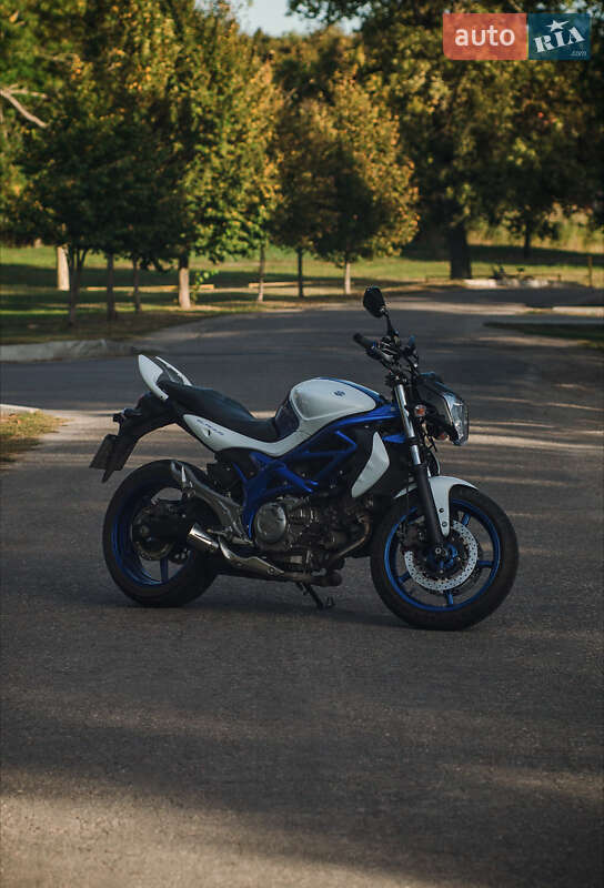 Suzuki Gladius 400 2012