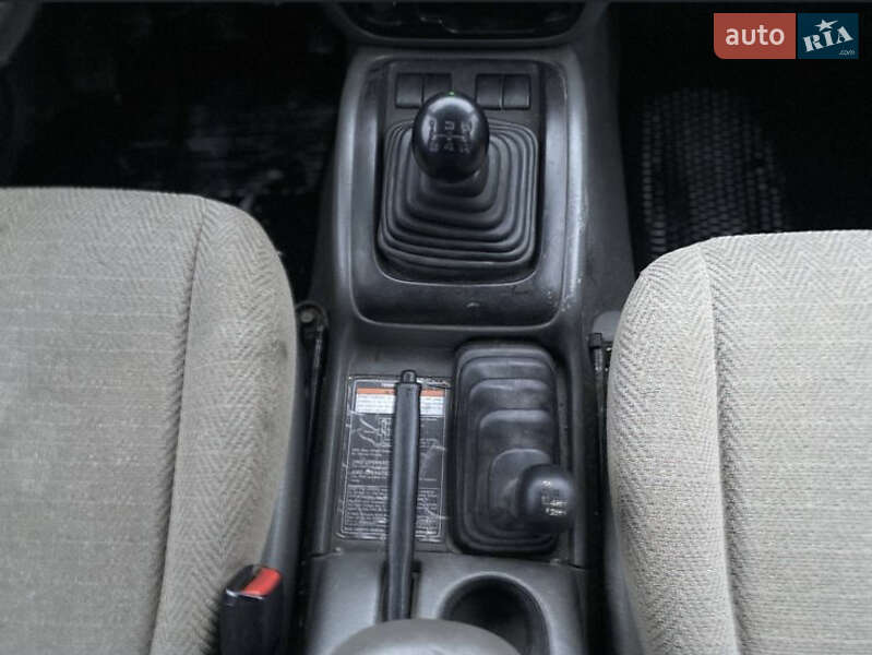 Внедорожник / Кроссовер Suzuki Grand Vitara 2004 в Киеве