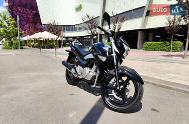 Мотоцикл Без обтекателей (Naked bike) Suzuki GSR 250 2016 в 