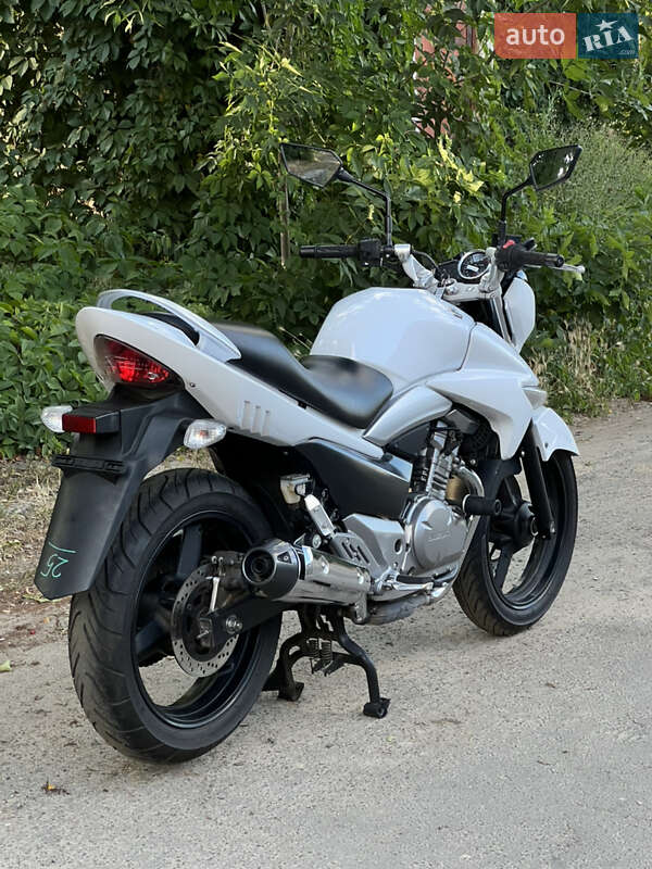 Мотоцикл Без обтекателей (Naked bike) Suzuki GSR 250 2015 в Киеве