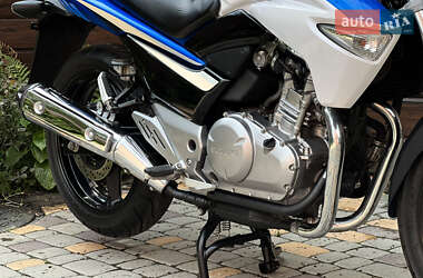 Мотоцикл Классік Suzuki GSR 250 2016 в 