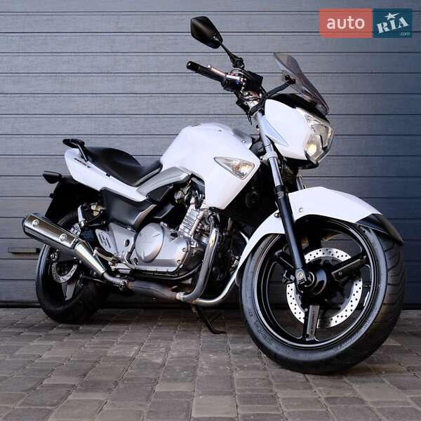 Suzuki GSR 250 2015
