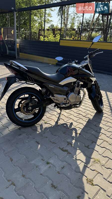 Suzuki GSR 250 2016