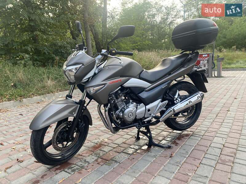 Мотоцикл Классік Suzuki GSR 250 2017 в 