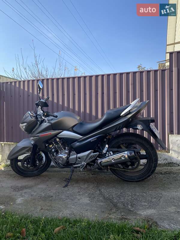 Suzuki GSR 250 2015 Suzuki GSR 250 2015