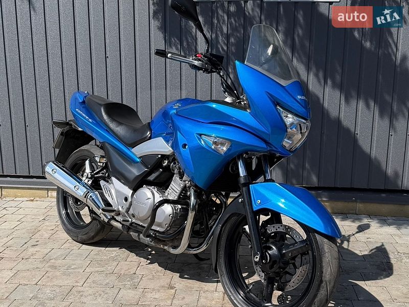 Suzuki GSR 250 2013