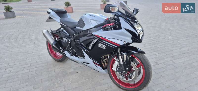 Спортбайк Suzuki GSX-R 600 2023 в 
