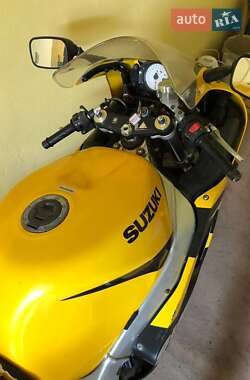 Спортбайк Suzuki GSX-R 600 2001 в 