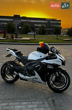 Спортбайк Suzuki GSX-R 600 2023 в 