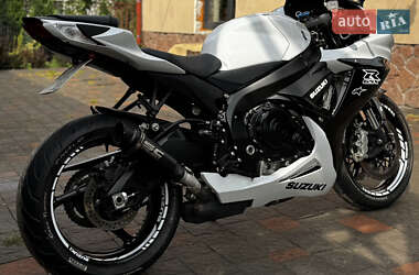 Спортбайк Suzuki GSX-R 600 2023 в 