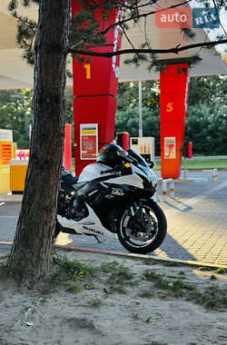 Спортбайк Suzuki GSX-R 600 2023 в 