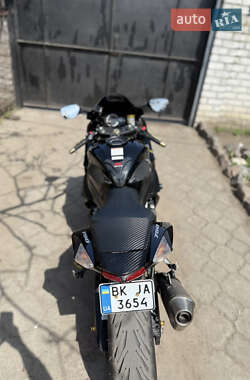 Спортбайк Suzuki GSX-R 750 2011 в 