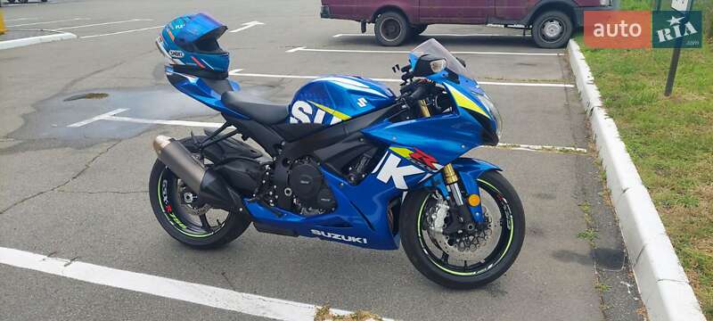 Спортбайк Suzuki GSX-R 750 2022 в 