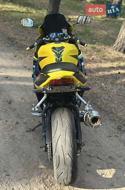 Спортбайк Suzuki GSX-R 750 2004 в 