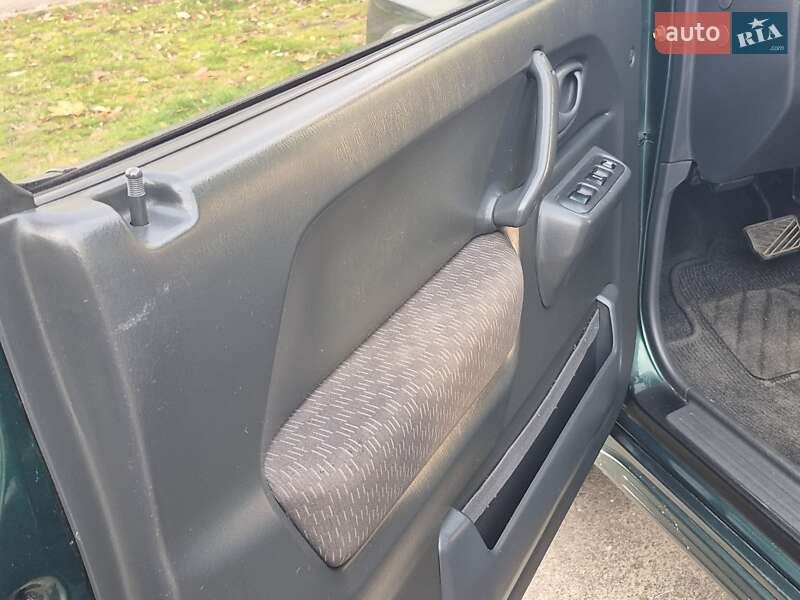 Позашляховик / Кросовер Suzuki Jimny 2006 в Києві фото 12 Позашляховик / Кросовер Suzuki Jimny 2006 в Києві
