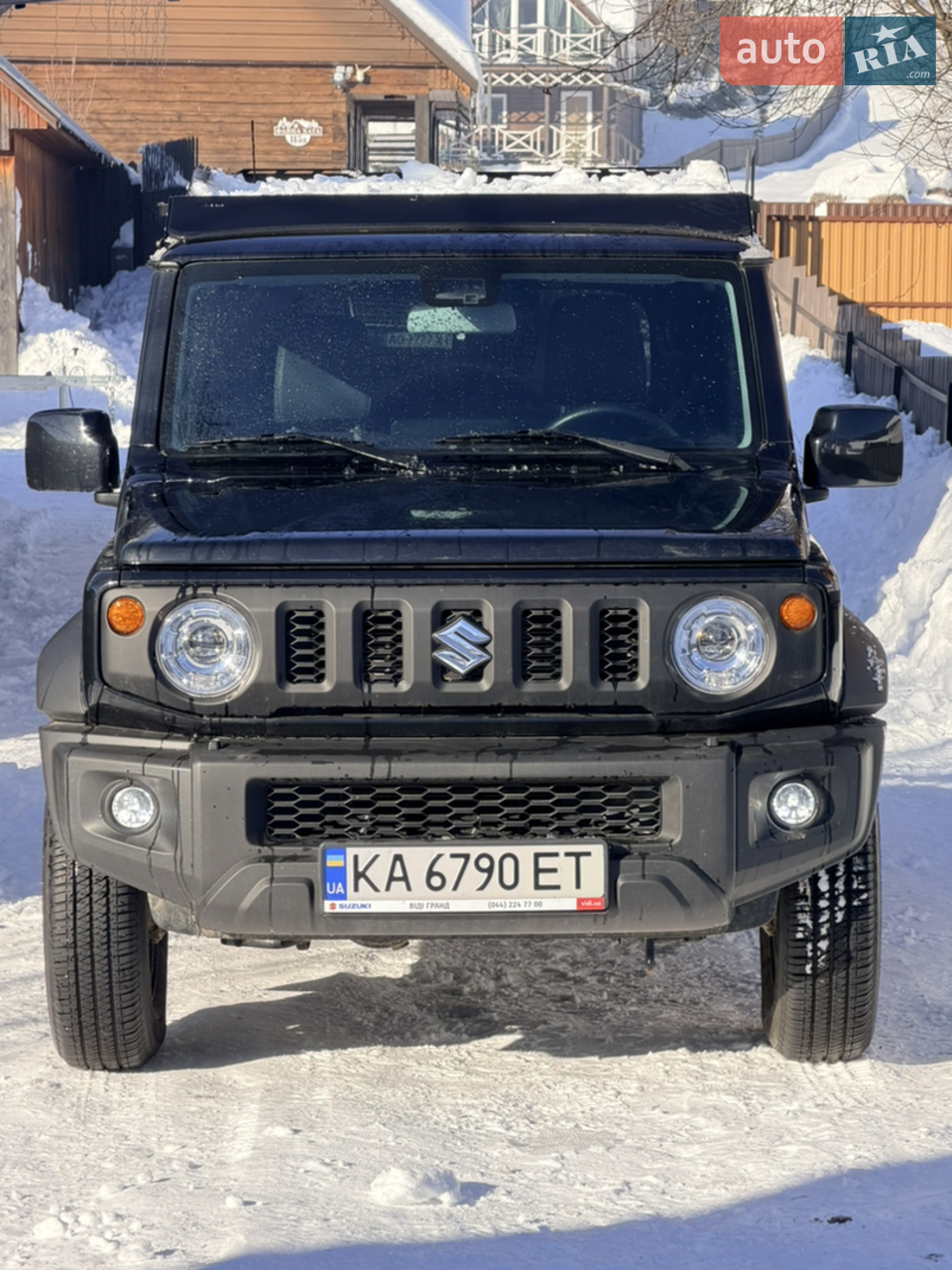 Офіційне із салону авто. Було куплено для дружини як друге авто,продається бо взагалі пригнали із Києва, від тоді  стоїть ніхто рік не їздив,їздить на іншому авто. Повністю стан як новий! 
Абсолютно із дня покупки авто затягнуте в бронеплівку, абсолютно все авто в тому числі лобове стекло. Авто стан НОВОГО. Максимальна комплектація на автоматі.Було 2 заміни мастила на офіціалі і це все.Багато допів, багажник на кришу,чехол на заднє додаткове колесо, кожані якісні чохли, куплений якісний та установлений саббуфер, решітки та органайзери в салон, дорогий на кришу авто багажник, якісний аеродинамічний… одним словом жодних нюансів, авто нове із багатьма допами, ніякої царапини чи вмятини. Було декілька технічних переєрестрацій, по факту ми другі власники.Куплена в Києві в салоні, далі куплена нами у військового який по Києву їздив так і продав нам за неможливістю їздити,для нас машина мала бути як друге авто для дружини але виявилось непотрібним так як користується основною…   Обмін не цікавить тільки готівка.Авто можна сказати НОВЕ із багатьма допами.