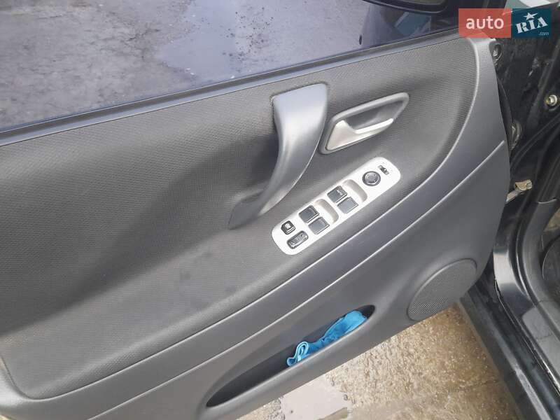 Седан Suzuki Liana 2007 в Староконстантинове