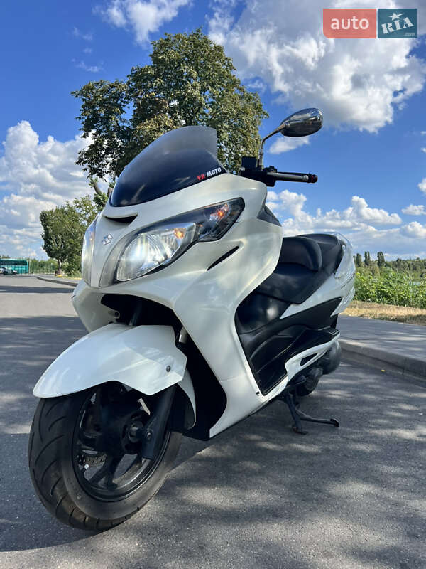 Максі-скутер Suzuki Skywave 250 2010 в 
