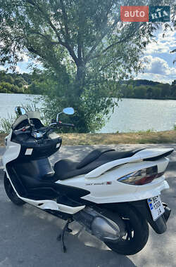 Максі-скутер Suzuki Skywave 250 2010 в 