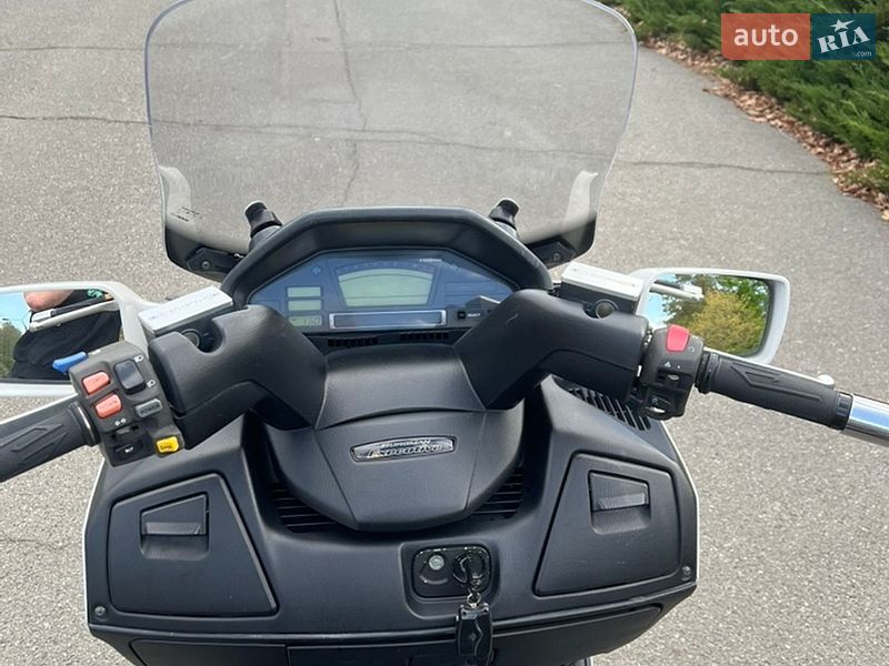 Макси-скутер Suzuki SkyWave 650 2002 в Малине