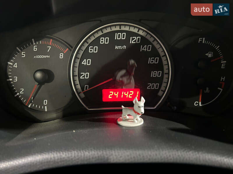 Хэтчбек Suzuki Swift 2005 в Кропивницком фото 2 Хэтчбек Suzuki Swift 2005 в Кропивницком