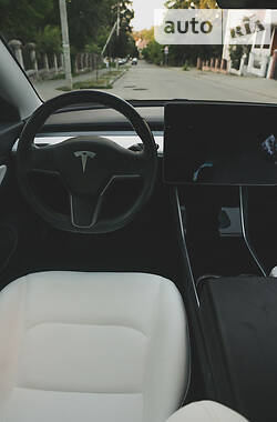 Ліфтбек Tesla Model 3 2018 в Чернівцях