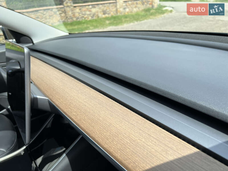 Седан Tesla Model 3 2019 в Ровно