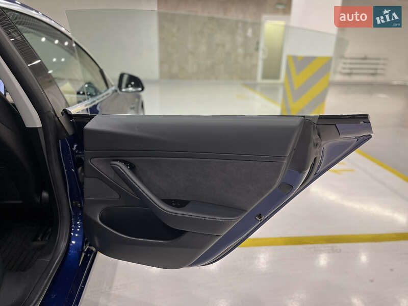 Седан Tesla Model 3 2018 в Киеве
