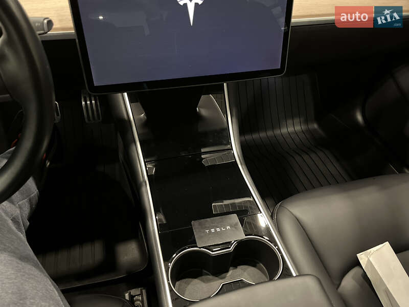 Седан Tesla Model 3 2018 в Києві