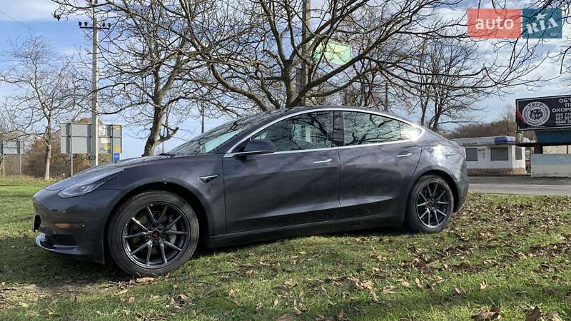 Седан Tesla Model 3 2019 в Чернівцях