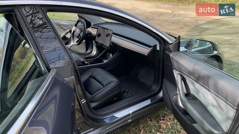 Седан Tesla Model 3 2019 в Чернівцях