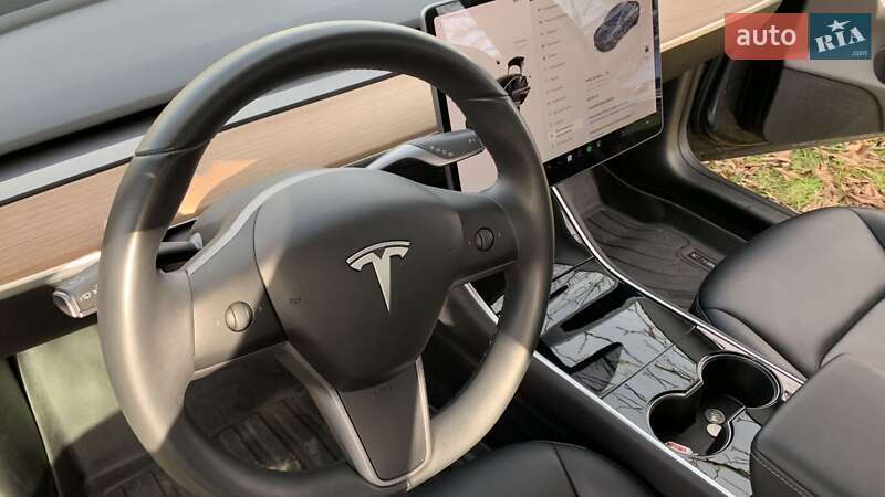 Седан Tesla Model 3 2019 в Чернівцях