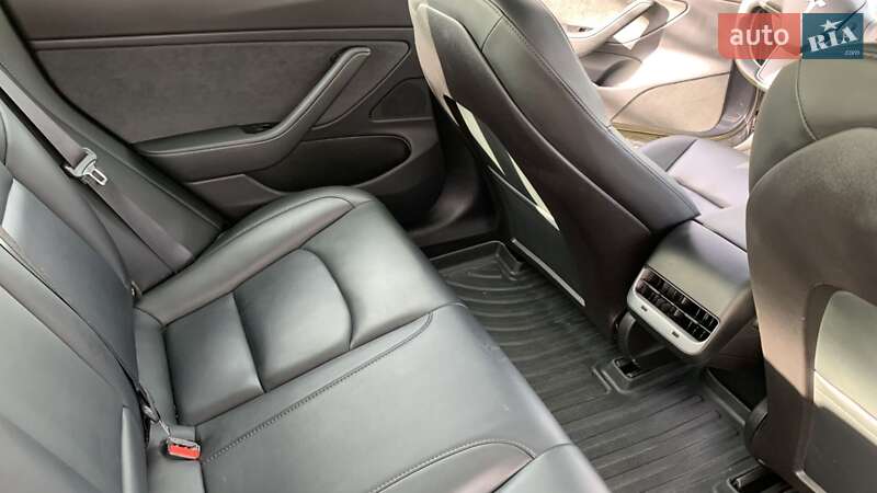 Седан Tesla Model 3 2019 в Чернівцях