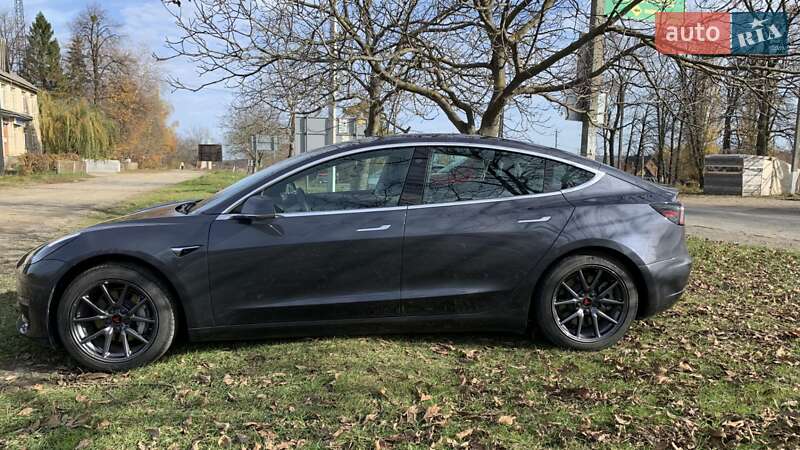 Седан Tesla Model 3 2019 в Чернівцях