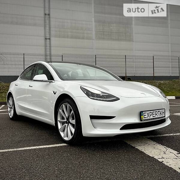 Седан Tesla Model 3 2020 в Ровно
