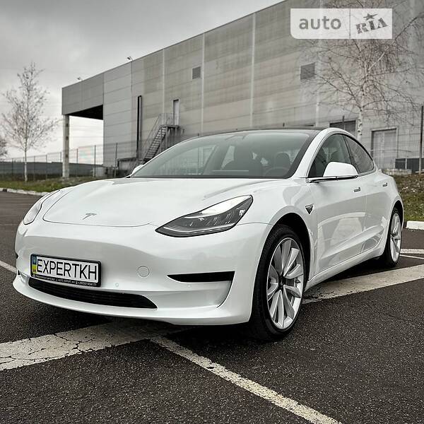 Седан Tesla Model 3 2020 в Ровно