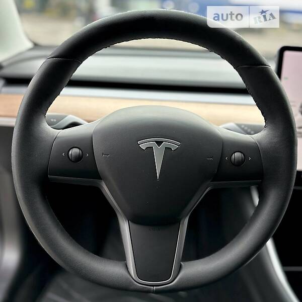 Седан Tesla Model 3 2020 в Ровно