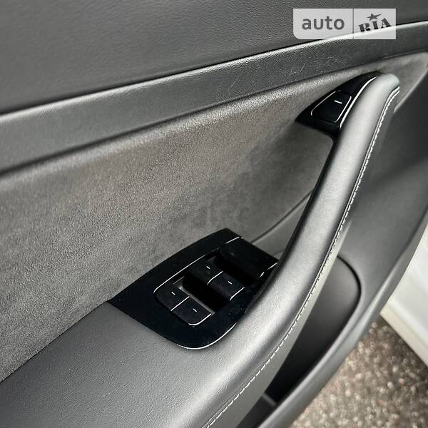 Седан Tesla Model 3 2020 в Ровно
