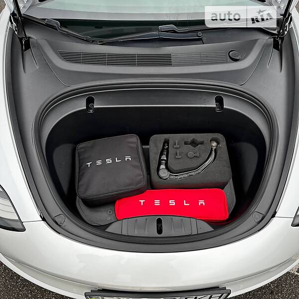 Седан Tesla Model 3 2020 в Ровно