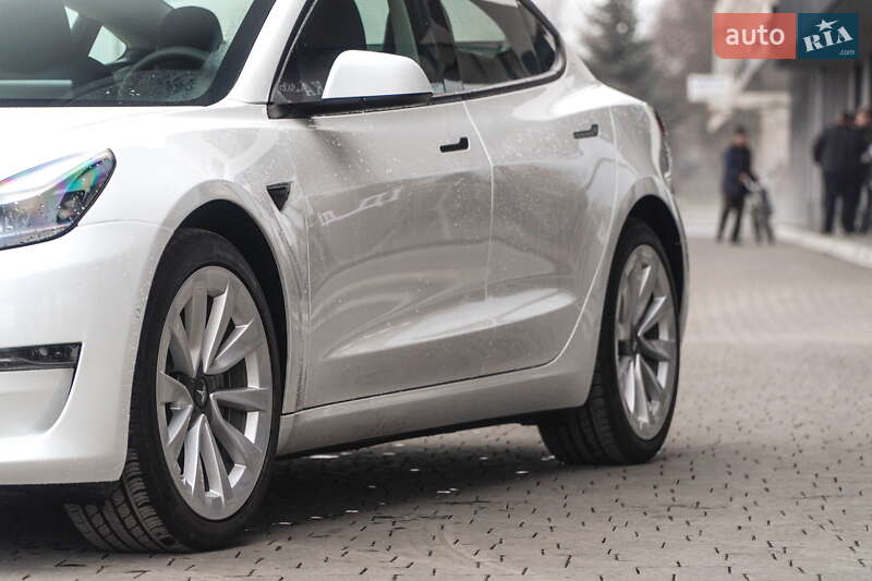 Седан Tesla Model 3 2021 в Ужгороді