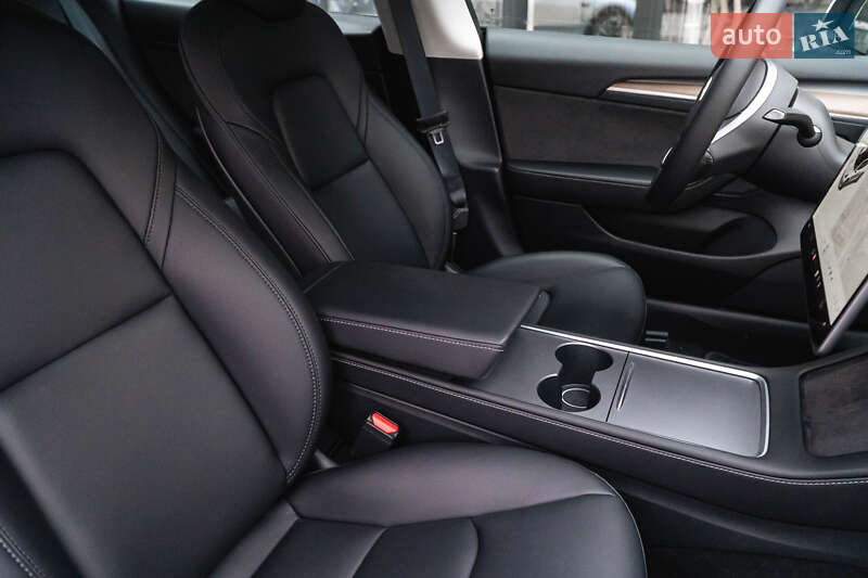 Седан Tesla Model 3 2021 в Ужгороді