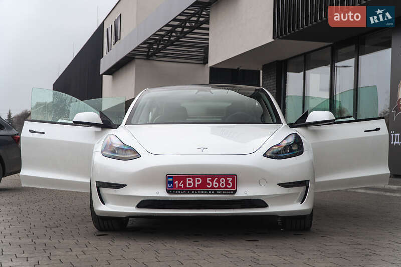 Седан Tesla Model 3 2021 в Ужгороді