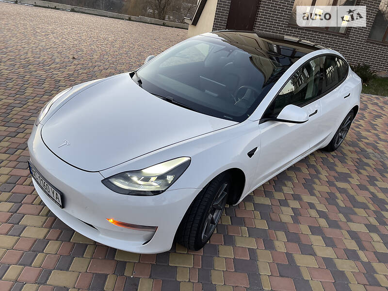 Седан Tesla Model 3 2021 в Львове