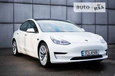 Седан Tesla Model 3 2021 в 