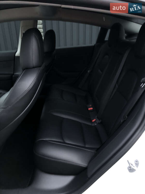 Седан Tesla Model 3 2021 в Киеве